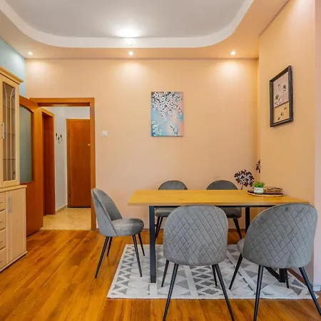 Cozy And Spacious 3bd Flat I 10 Min From Ndk Apartment